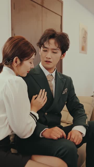 穿越短剧，我靠美女续命（98集）短剧全集免费